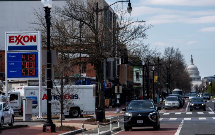 美加油站飆破每加仑4美元 创近4年来新高