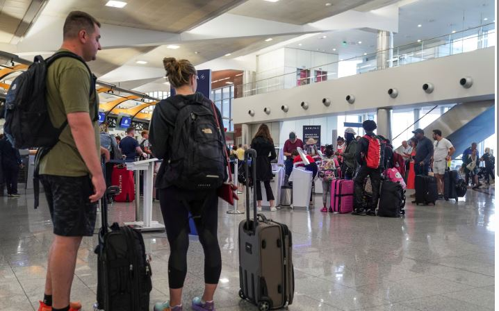 全美航空交通陷入混亂　旅客大規模受阻