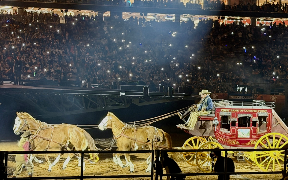 Shaboozey首登休斯頓牛仔節    華麗馬車緩緩駛入場 點燃NRG體育場