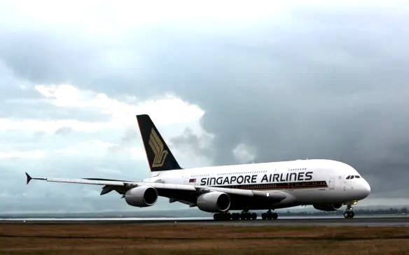 新加坡航空公司一架飛機因氣流緊急降落,1人死亡,30 人受傷