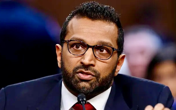 FBI局長帕特爾揭開政府操控選舉黑幕 密室“焚毀袋”驚現“通俄門”核心機密文件