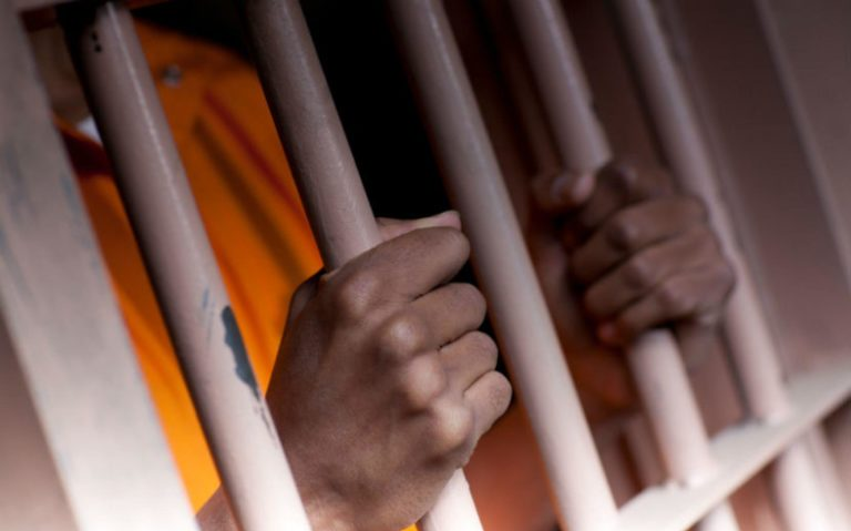 青少年犯罪者確診冠狀病毒，警方擬釋放輕罪犯人、放寬逮捕行動