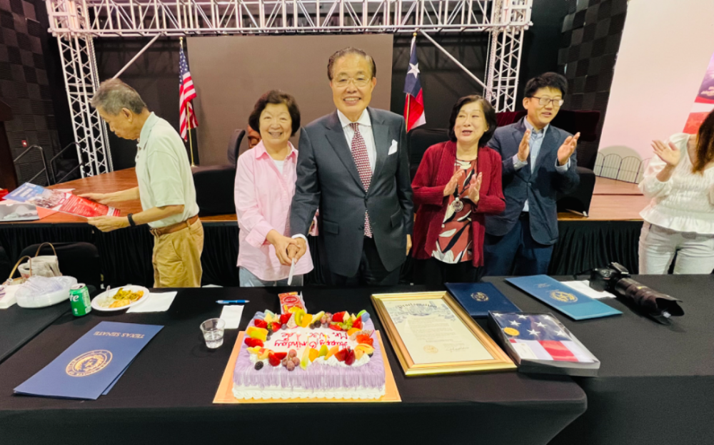 亞裔傳媒大亨李蔚華生日慶典 德州參議院送來褒獎令