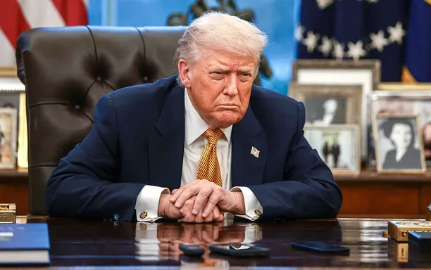 特朗普警告：若煽动者持续袭击联邦执法人员 将在明尼苏达援引《叛乱法案》