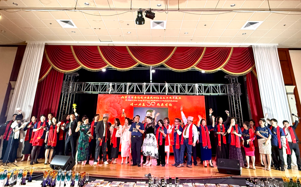 杨万青博士陆曦女士成功经商三十周年庆典在休斯顿盛大举行