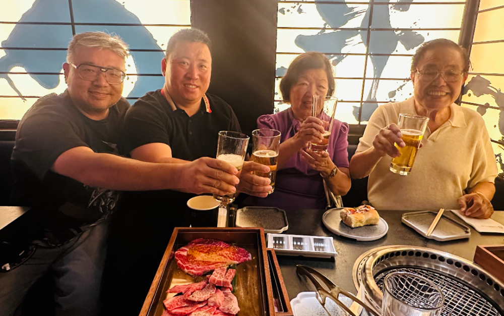 美南新闻董事长李蔚华伉俪应邀品鉴Wagyu House Houston 盛赞餐厅品质与匠心