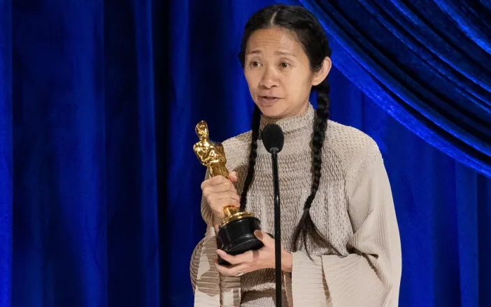 華裔趙婷憑《無依之地》斬獲奧斯卡最佳導演獎