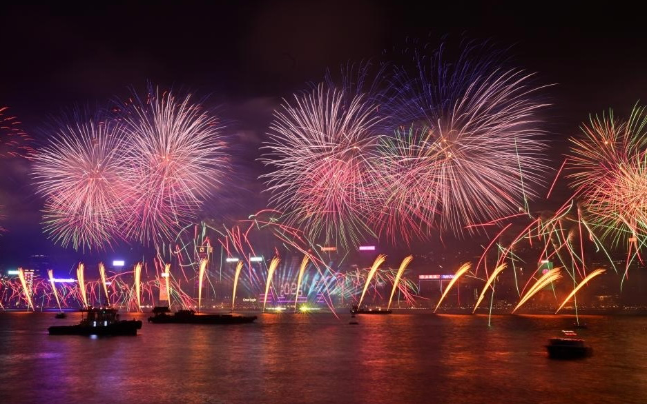 幸福乐章点亮维港 香港以璀璨夺目的烟火迎接2025年