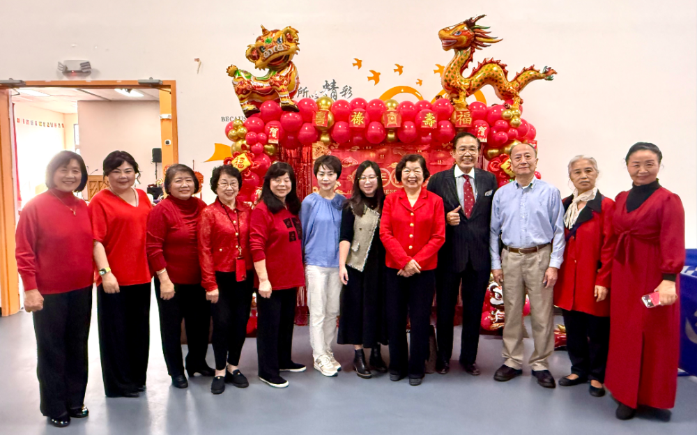 美南新聞與環球第一銀行向休斯頓中國城長者派發新年紅包