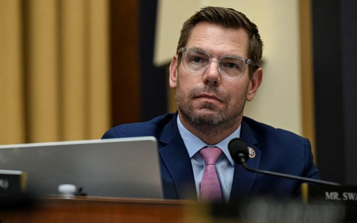 掀起开除声浪 美眾院2议员请辞2议员受调查