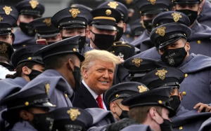 特朗普視察了支持者集會後飛赴西點軍校看球賽    受到陸軍和海軍學員的熱烈歡迎