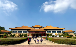 佛光普照，金玉輝映：高雄佛光山寺與佛陀紀念館的靈性之旅