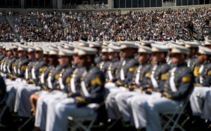 马斯克接受西点军校访问：无人机与AI是战争未来