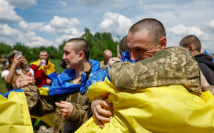 俄乌展开大规模换囚 各自释放首批390人