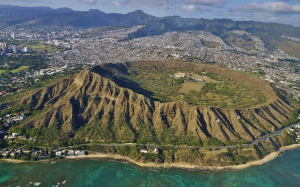 勇攀金色台階   穿越黑暗隧道   登上鑽石頭頂峰    遙望檀香山美景