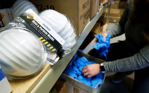 一罩难求  川普鬆口動用「國防生產法」增產