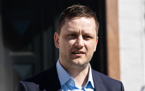 格陵蘭首相強硬回應特朗普購島言論：格陵蘭不是待售商品