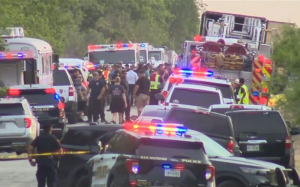 从墨西哥越境进入美国圣安东尼奥的死亡移民已增加至50人  德州州长阿博特指责拜登总统移民政策导致50名移民的死亡