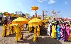 金傘華蓋映春光  龍騰獅躍慶新歲