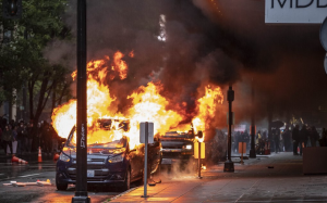 西雅圖示威者向警察投擲炸藥和岩石    至少45名示威者被捕