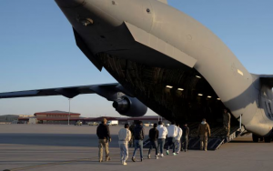 美出动军机遣返移民 成本高过头等舱票价