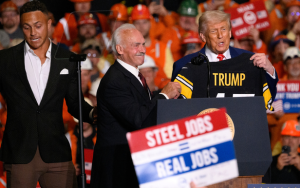 特朗普出席賓州鋼鐵工廠集會   匹茲堡鋼人隊球員登台贈送定制球衣