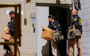 FBI突擊搜查博爾頓住宅