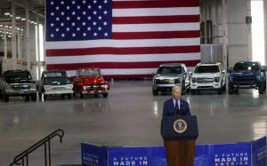 拜登总统和哈里斯副总统电动汽车充电行动计划情况说明书  建立一个方便可靠的公共充电网络填补农村和地区的空白  可以改善空气质量减少排放在2050年前实现净零排放引领全球努力