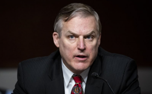 五角大樓高級政策官員在特朗普解雇國防部長後第二天辭職