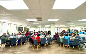 感恩節前夕美國德州廣東總會舉辦敬老助老宴會，近百人共慶溫馨時光