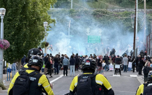 波特蘭聯邦設施遭暴力沖擊  當地警方不作爲  特朗普下令派遣200名國民警衛隊