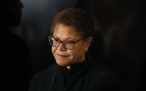 洛杉矶市長巴斯管理危機顯現    山火肆虐引發批評