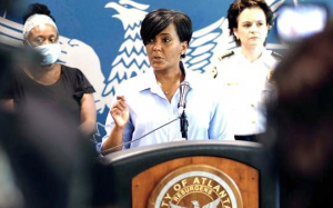 民主黨總統候選人拜登的可能搭檔之一、亞特蘭大市長的冠狀病毒檢測呈陽性