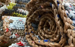 德州教會塑膠袋編織成墊子送給遊民