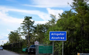 川普政府敗訴　佛州「鱷魚惡魔島」移民拘留中心遭勒令拆除