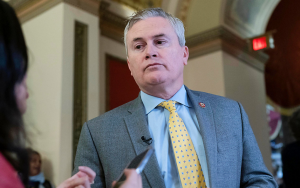 拜登總統赦免兒子亨特·拜登引發爭議，衆議員科默誓言繼續追查拜登家族犯罪行爲