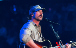 萊利·格林首次亮相休斯頓牛仔競技表演，展現鄉村音樂新星風采