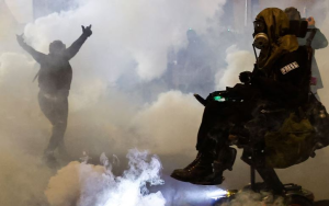 川普揚言動用暴亂法 與民主黨主政城市對峙升溫