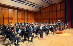 德州音樂節華彩樂章開啓序幕——馬勒第五交響曲奏響光明之旅，致敬傳奇藝術總監Alan Austin