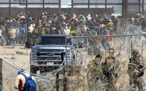 冲破铁丝网 大批移民聚集美墨边境