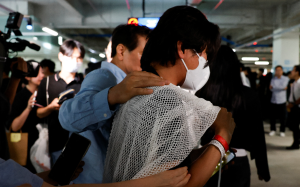 遭美拘留韓國工人返國親人淚迎