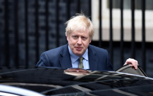 英國首相鮑裏斯·約翰遜因冠狀病毒症狀繼續存在而入院