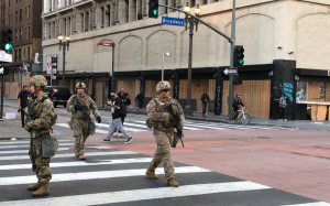 美海軍陸戰隊抵達洛杉矶，特朗普動用軍力應對持續移民抗議引發廣泛爭議