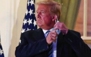 重返白宫 川普戴口罩出院