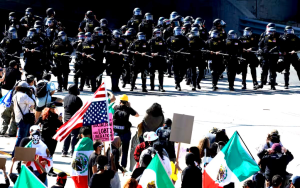 洛杉矶移民抗議持續升級   警方下令驅散集會   州長怒斥聯邦非法派兵