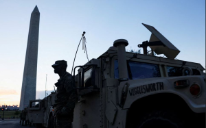 國民兵進駐華府　川普預告將與軍警夜巡街頭