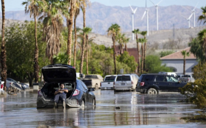 希拉里留下的加州沙漠道路佈满了水和泥土   现在它正在威胁俄勒冈州和爱达荷州