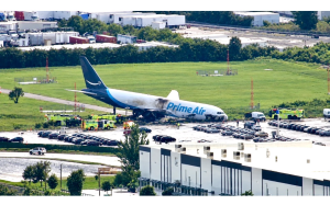 亞馬遜貨機沖出邁阿密機場跑道撞上多輛汽車  至少5死5傷