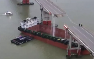 駁船撞上廣州附近的橋梁，導致車輛落水，兩人死亡 ，叁人失蹤