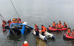 中國的一名公交司機在其房屋被拆除後故意將公交車沖入水庫至21人死亡